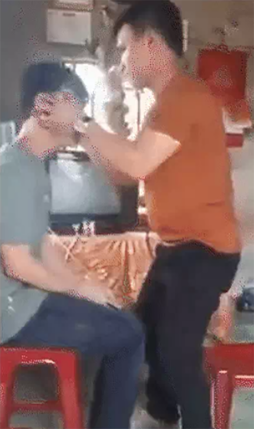 'Thần y' chữa bệnh cho nam thanh niên bằng cách ấn và vỗ mạnh vào đầu.