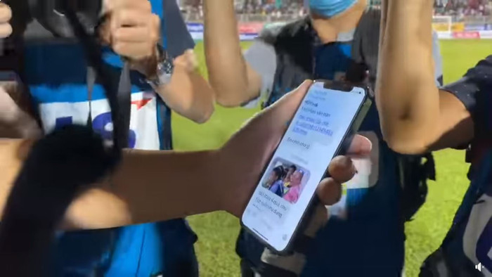 Bầu Đức đưa tấm ảnh Chủ tịch CLB Quảng Ninh cười cho truyền thông xem. 