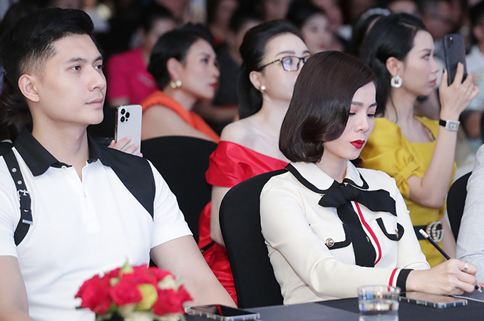 Tông màu trắng thanh tao, nhẹ nhàng phù hợp với mọi giới tính, dáng dấp.&nbsp;