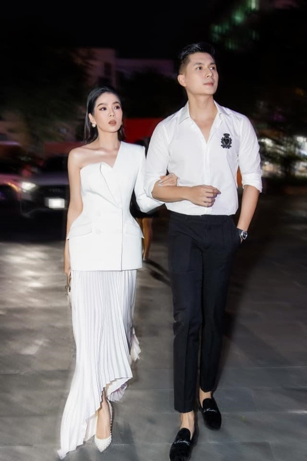 Lần khác, Lệ Quyên, Lâm Bảo Châu ăn diện thanh lịch, sang trọng, khoác tay nhau tình tứ.&nbsp;