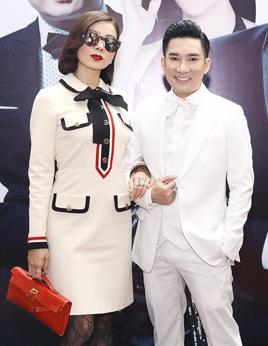 Nữ ca sĩ sử dụng chiếc túi đắt giá của thương hiệu Hermes để làm điểm nhấn cho trang phục của mình.&nbsp;