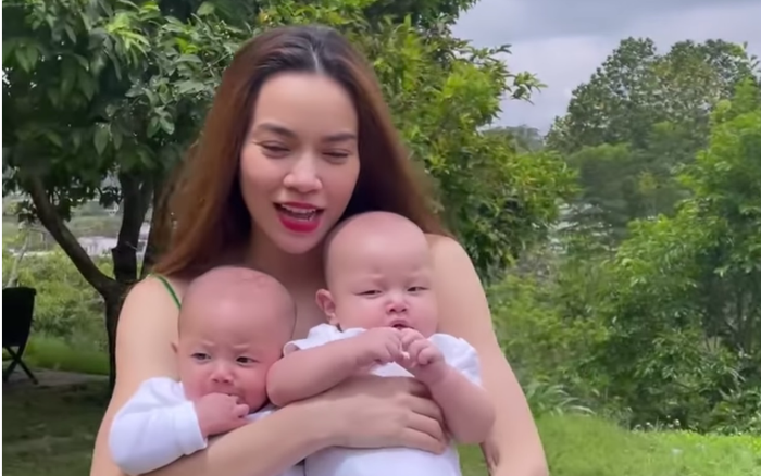 Hà Hồ bế con nặng trĩu tay, thế mà Lisa - Leon lại tỏ thái độ ra mặt khiến ai cũng bật cười Ảnh 2