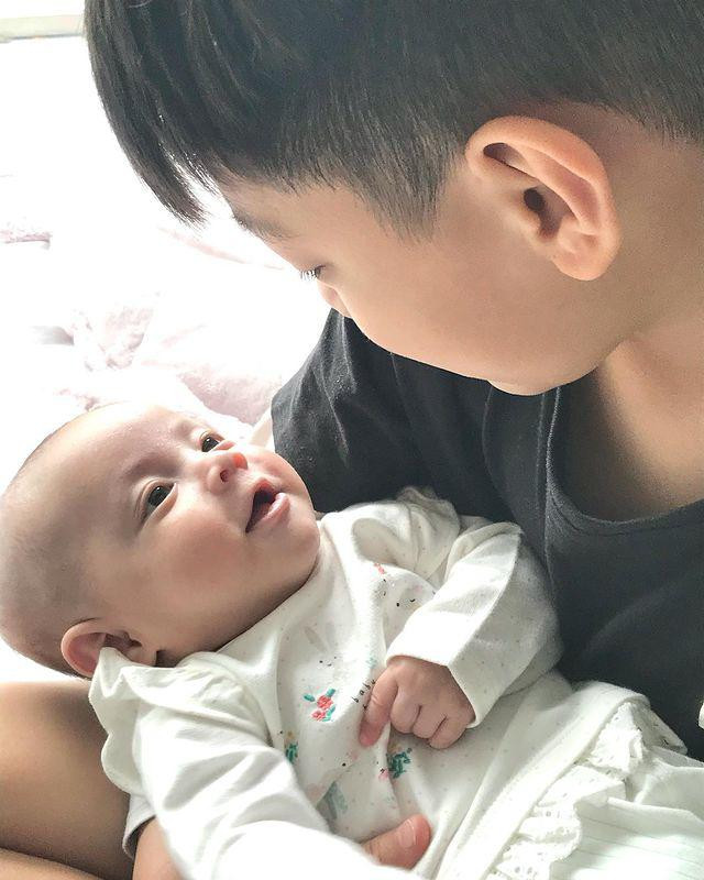 Trang phục thêu họa tiết nhẹ nhàng... 