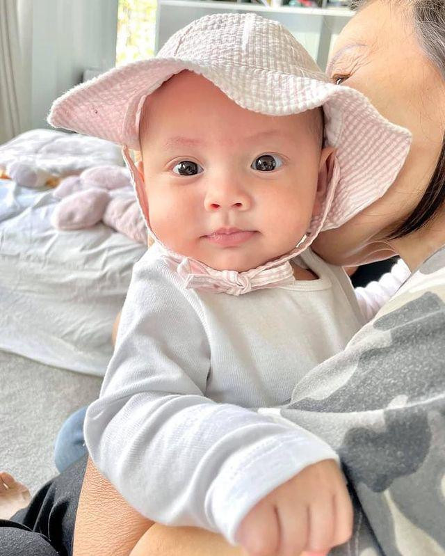 Ngoài trang phục, cô còn đầu tư mũ cho các bé, Lisa là màu hồng... 