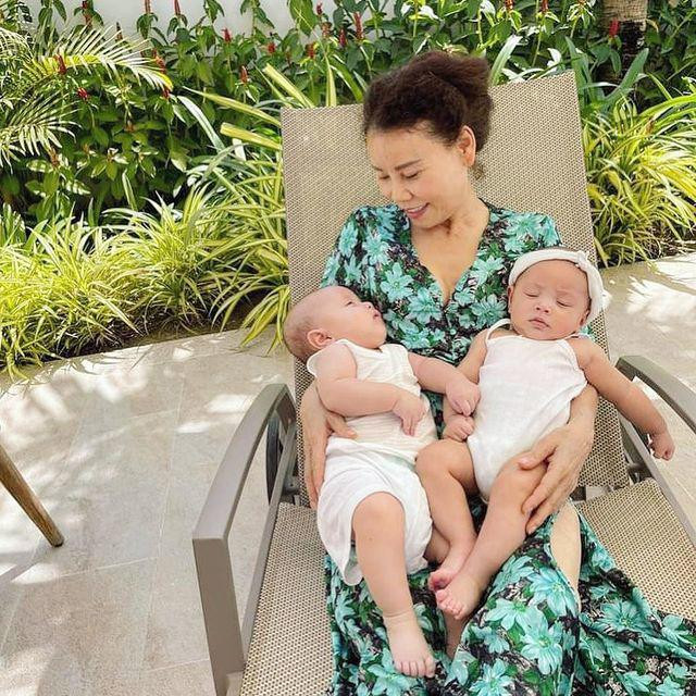 Hai bộ trang phục màu trắng nhã nhặn, chất liệu thoải mái được sử dụng cho cả hai bé. 