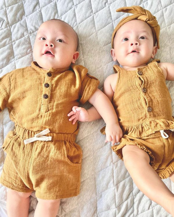 Gần đây, Hà Hồ tiếp tục khiến khán giả xuýt soa khi khoe ảnh hai con. Bên cạnh biểu cảm đáng yêu, cả hai còn được cho ăn diện đồng điệu trong bộ cánh chất liệu linen màu vàng nhẹ nhàng. 