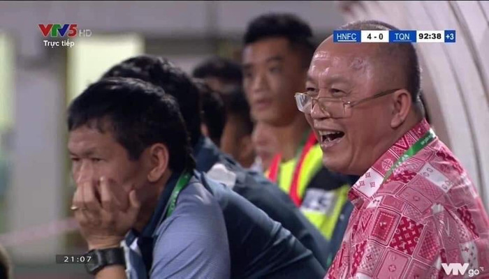 Chủ tịch CLB Quảng Ninh có thể cười tươi trong lúc đội nhà bị dẫn đến 4 bàn. 