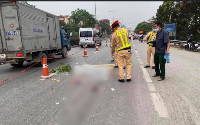 Hưng Yên: Nam thanh niên đi xe đạp gặp nạn nằm bất động giữa đường rồi container cán qua người Ảnh 2