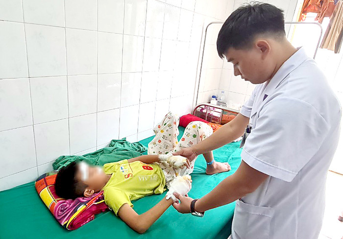 Bệnh nhi được bác sỹ kiểm tra, theo dõi