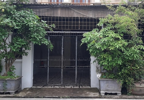 Cổng nhà chị V. nơi xảy ra sự việc.