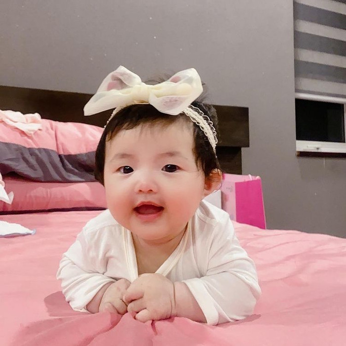 Mẹ Đông Nhi cũng rất hay cho con gái đeo nơ, cài băng đô... Cốt để làm duyên chứ cũng không mấy tác dụng với những sợi tóc bất trị.