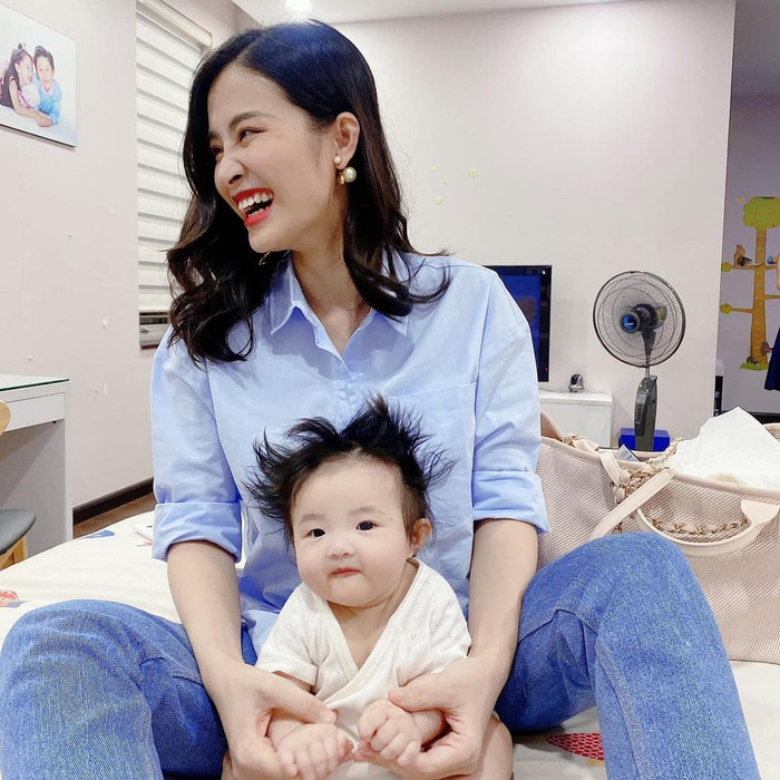 Còn hiện giờ, nhiều người đang ví von tóc bé Winnie trông hao hao Son Goku, nhưng kiểu gì cũng xinh yêu vô cùng. 