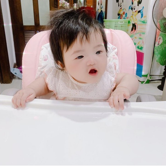 Đôi má phúng phính nhường này, Winnie được mẹ gọi là 'bánh bao' cũng chẳng ngoa.