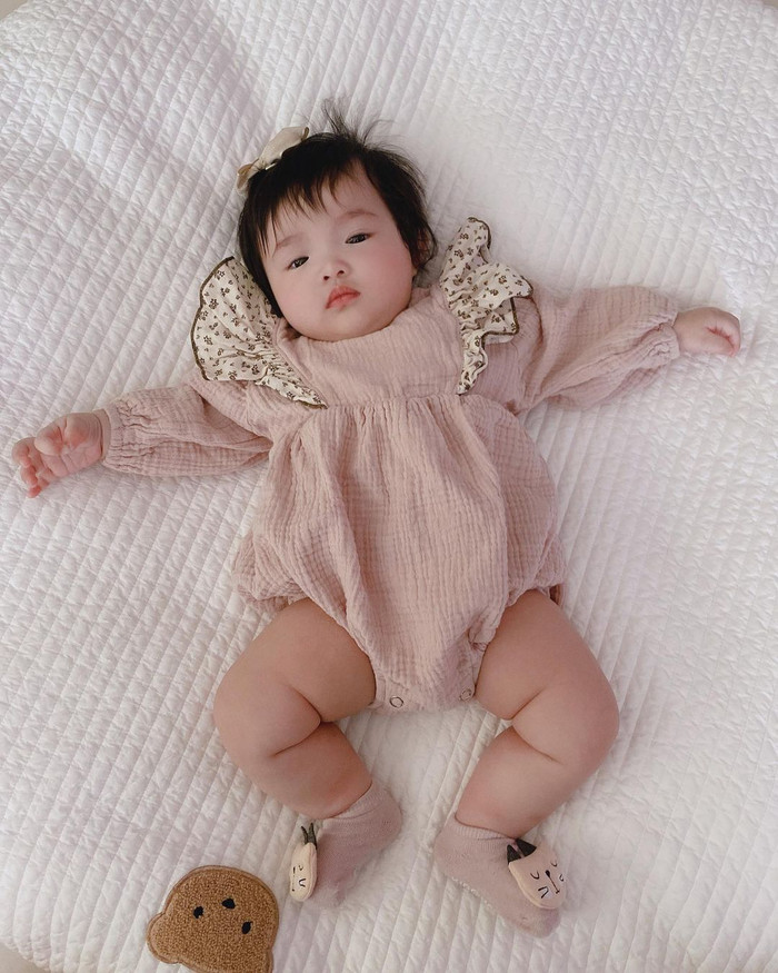 Cô bé hiện đang mọc tóc dài ra nên những sợi tóc tơ còn lỉa chỉa, bất quy tắc...