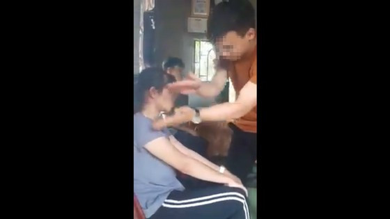 'Thần y' vỗ tai, kéo lưỡi chữa câm điếc là một sinh viên.