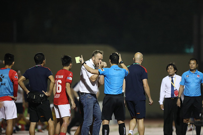 Thủ môn CLB TP.HCM 'gạt tay trúng má', trợ lý trọng tài V-League gãy răng Ảnh 1