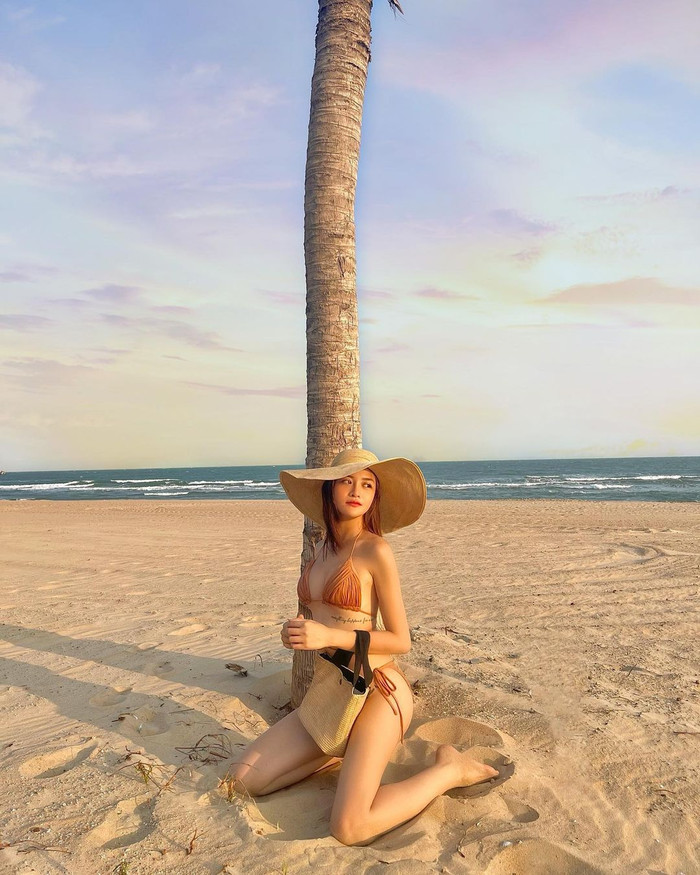 Chiếc mũ rộng vành là item không thể thiếu cho các cô nàng khi đi biển. 