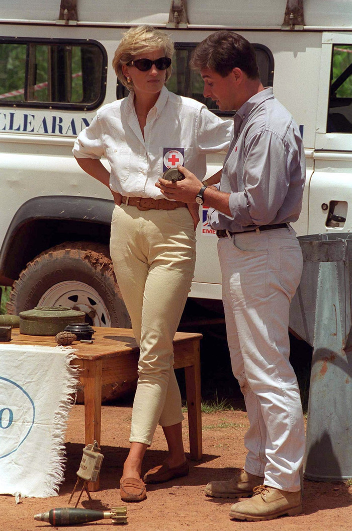 Trang phục của Công nương tại Angola năm 1997 giống như sách giáo khoa cho mọi cô gái thời kỳ đó. 