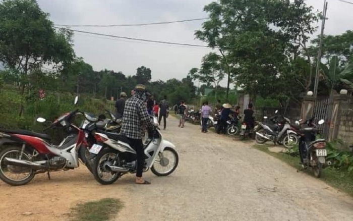 Đi học về, 2 con bàng hoàng thấy mẹ bất động dưới giường, bố tử vong dưới giếng Ảnh 2