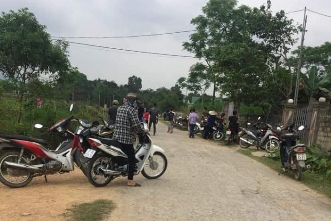 Nhiều người dân tập trung trước nhà nạn nhân. 