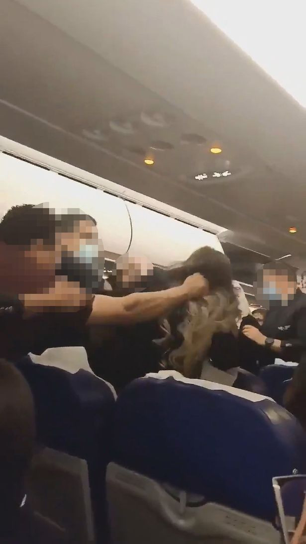 Hành khách đấm đá và túm tóc nhau khiến chuyến bay bị hoãn 5 giờ Ảnh 3