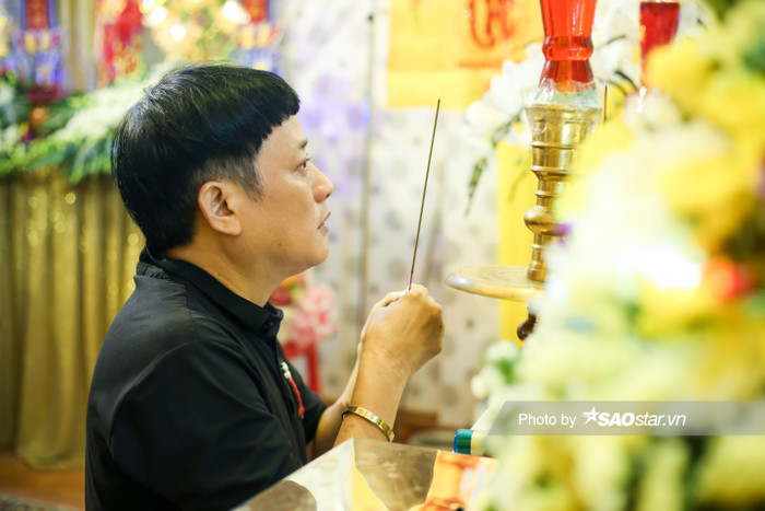 Tấn Bo rưng rưng nước mắt trước linh cữu của ba Hiếu Hiền. Được biết, anh em Tấn Beo - Tấn Bo rất thân thiết với gia đình của cố nghệ sĩ Đức Lang.