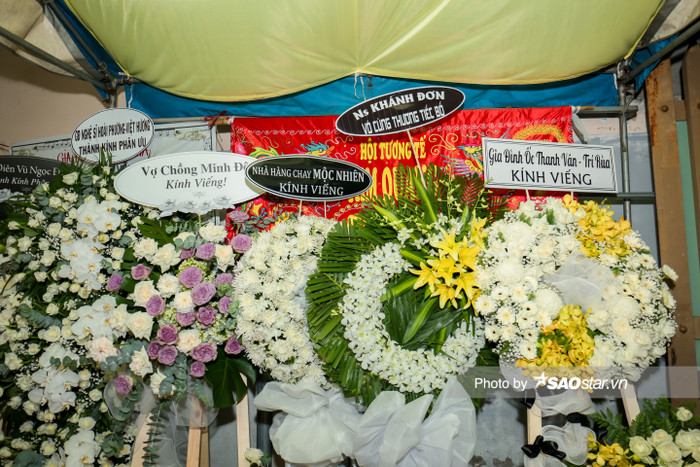 Nhiều nghệ sĩ như Việt Hương - Hoài Phương, Lý Hải - Minh Hà, Thu Trang - Tiến Luật,... cũng gửi vòng hoa chia buồn cùng gia đình nam diễn viên - MC Hiếu Hiền.