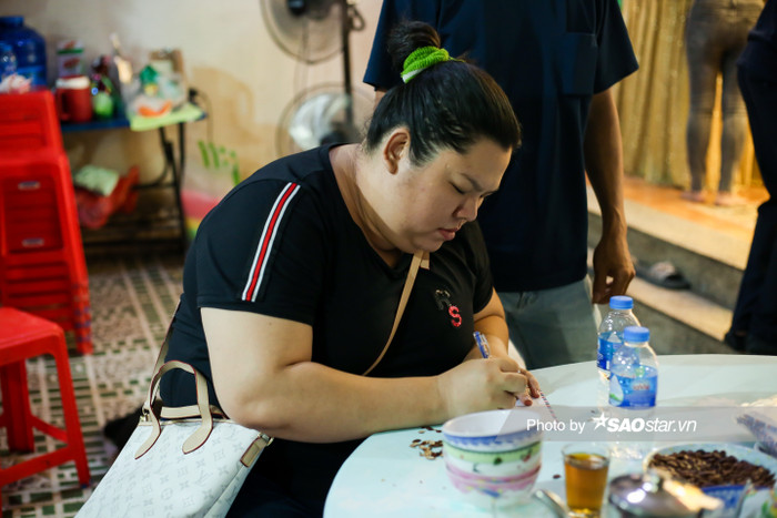 Tuyền Mập cùng chồng cũng xuất hiện tại lễ tang. Nghệ sĩ Hiếu Hiền cùng Tuyền Mập đã từng kết hợp với nhau trong nhiều dự án.