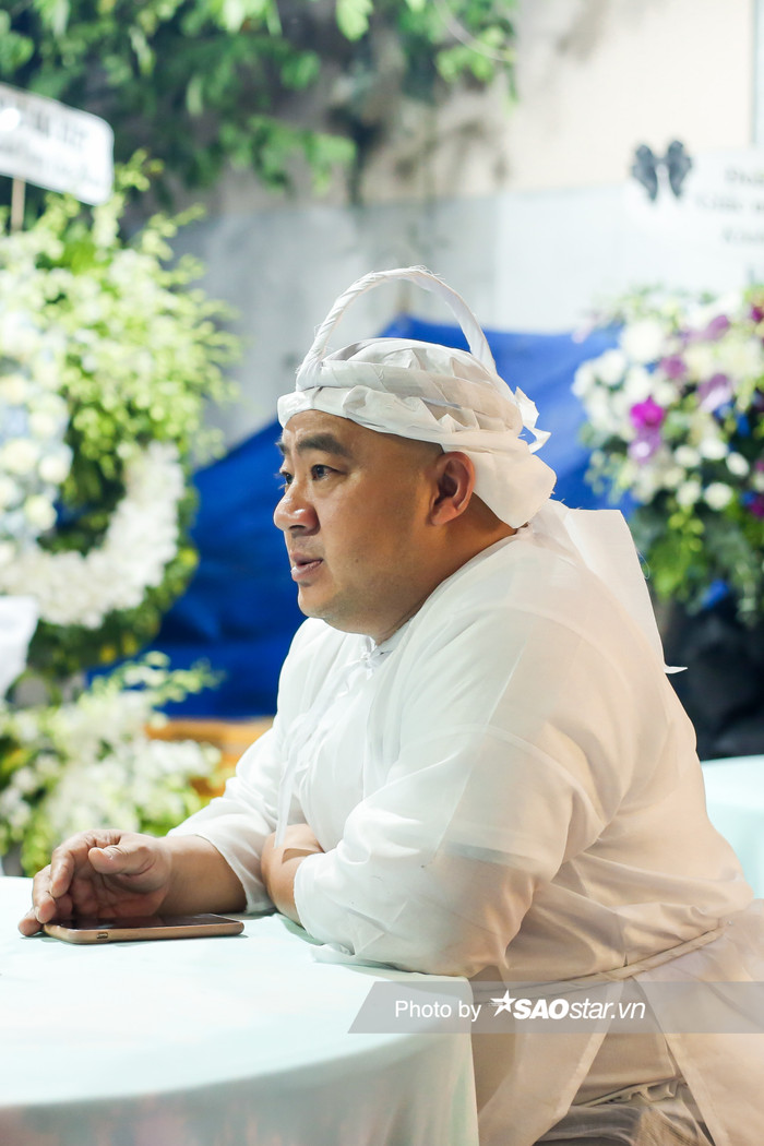 Sau sự ra đi của mẹ là cố nghệ sĩ Kim Ngọc do đột quỵ vào năm 2011, việc bố qua đời là nỗi mất mát lớn với Hiếu Hiền. Trong suốt chiều và tối 13/4 - ngày đầu của tang lễ, nam diễn viên thất thần, khuôn mặt hốc hác trông thấy.