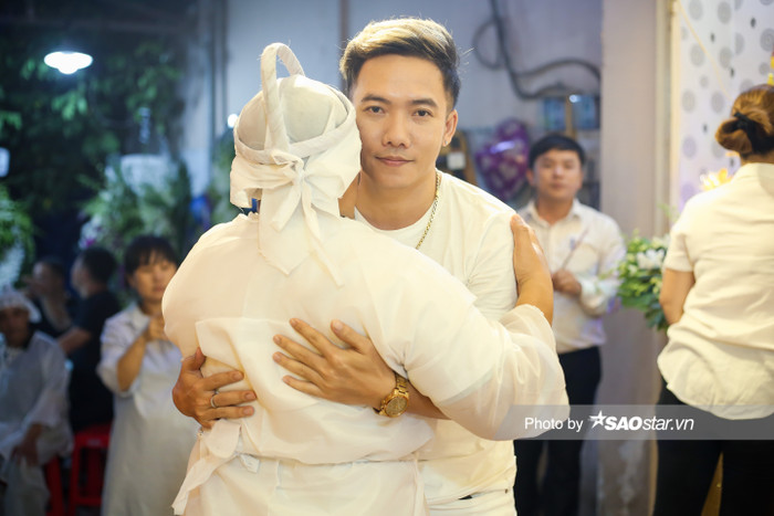Nam ca sĩ Phạm Trưởng cũng xuất hiện tại lễ tang