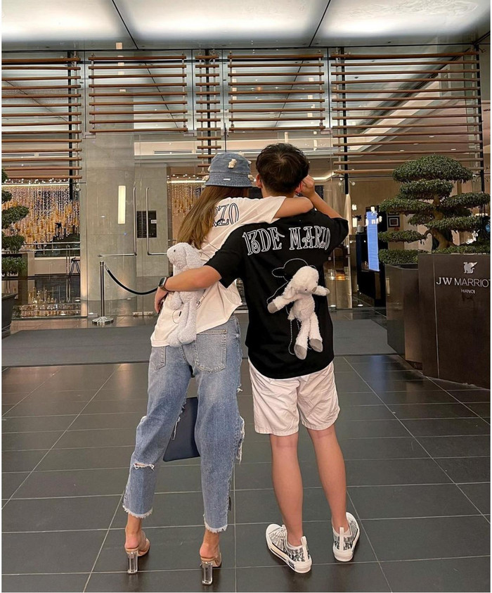 Cả hai chị em nhắng nhít cùng nhau diện đồ với dáng áo xì teen khiến dân tình phải thốt lên rằng sao mà đáng yêu thế này