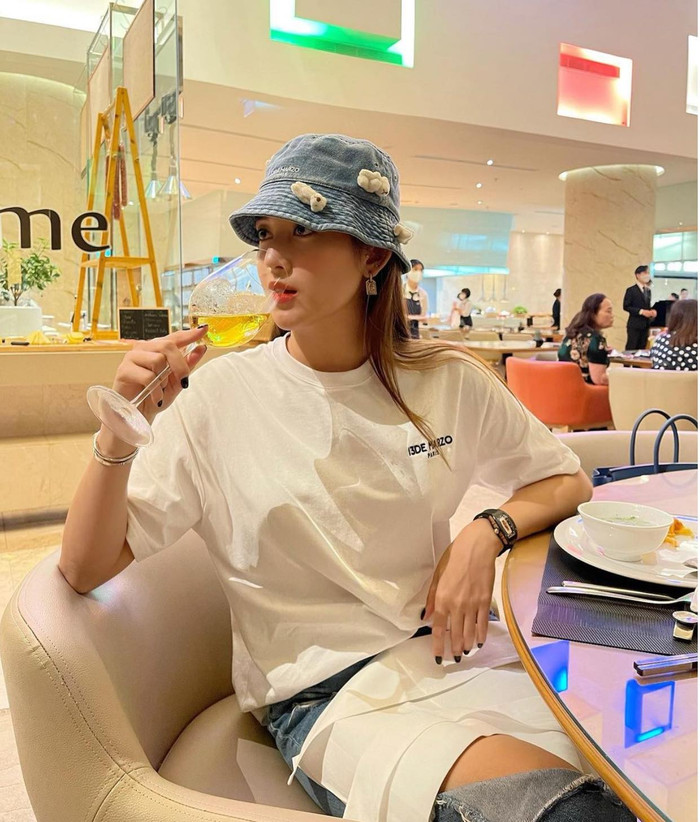 Trang phục streetstyle đi ăn tối vừa qua cùng gia đình của Á hậu Huyền My nhanh chóng thu hút sự chú ý của dân tình