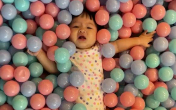 Biểu cảm 'lật mặt' của bé Suchin nhà Cường Đô La khi chơi trong nhà bóng, fan nhìn vào chỉ biết phì cười Ảnh 2