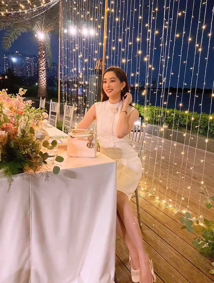 Cứ mỗi lần xuất hiện, sắc vóc của Hoa hậu Việt Nam 2012 lại được người hâm mộ và cư dân mạng dành cho những lời khen ngợi không ngớt.