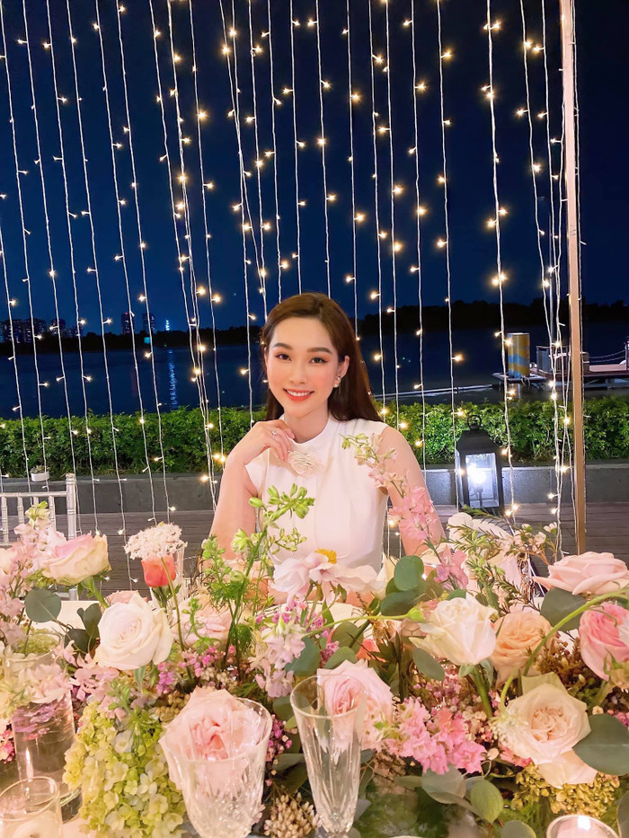 Có thể thấy, cô vẫn vô cùng trẻ trung, không hề có dấu hiệu lão hóa.