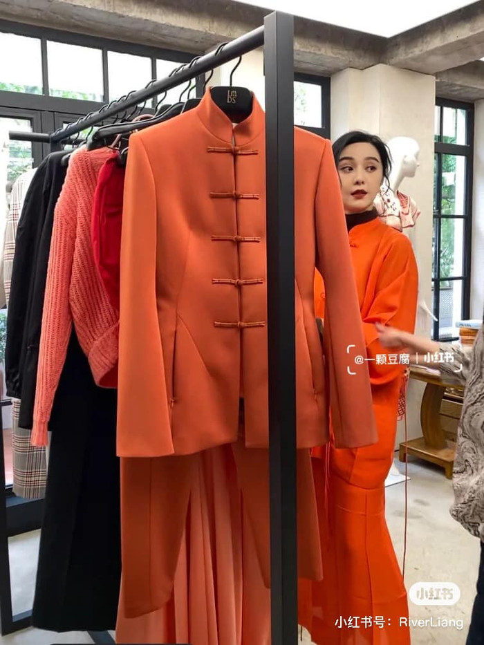 Hình ảnh chụp camera thường đến từ fans của cô cho thấy visual không đùa được đâu của nữ hoàng thảm đỏ Cbiz