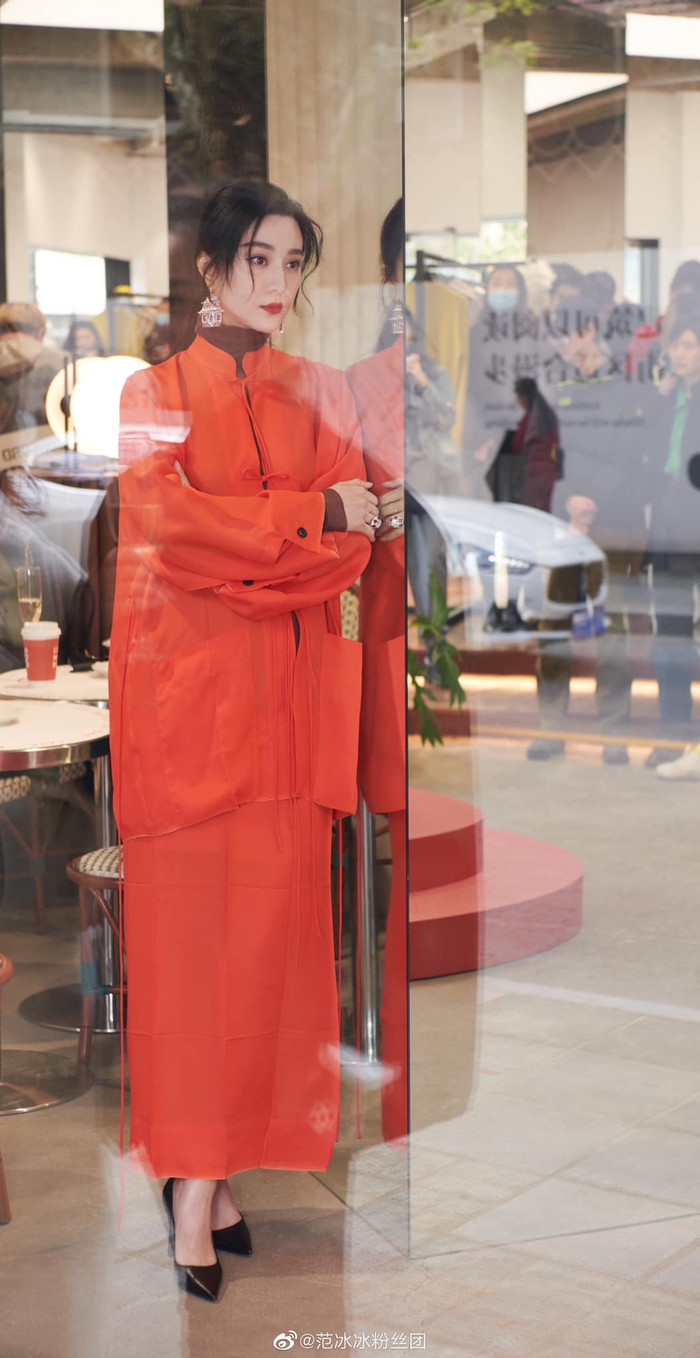 Nhan sắc đẹp đằm thắm, dịu dàng với mái tóc buộc hững hờ của nữ diễn viên 'Hoàn châu cách cách'