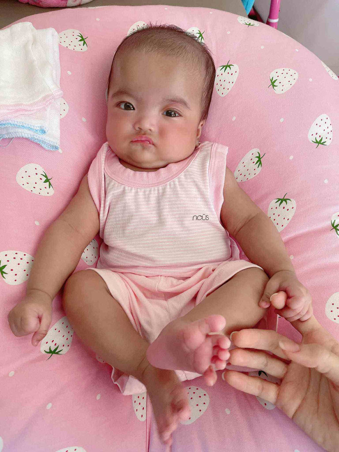 Dù sinh thiếu tháng, nhưng hiện tại Minnie đã rất bụ bẫm, đáng yêu. Tuy nhiên, cô bé vẫn khá ít tóc vì tính đến nay chỉ tròn 3 tháng tuổi. 