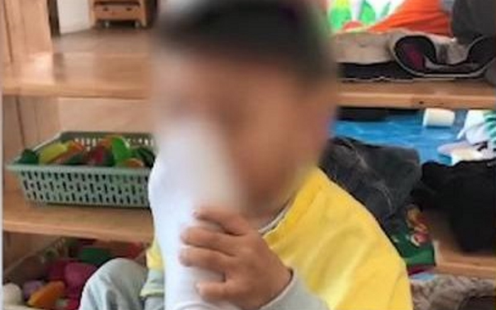 Thầy giáo ép trẻ mầm non ngửi chân để 'rèn luyện từ bé' gây phẫn nộ Ảnh 2