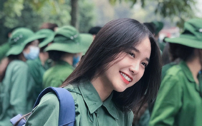 Nữ sinh trong màu áo xanh quân sự 'đốn tim' dân mạng bởi nụ cười tỏa nắng Ảnh 2