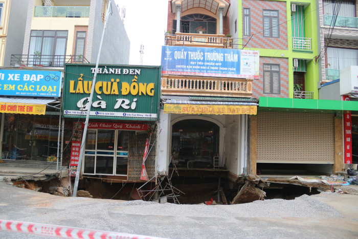 Diện tích sụt lún đã mở rộng lên hơn 100m2.