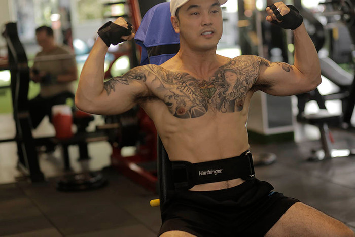 Body săn chắc cua Ưng Hoàng Phúc