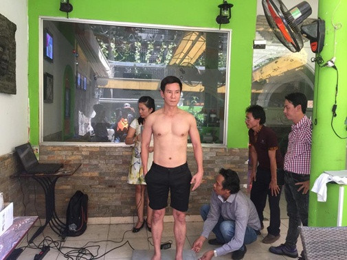 Body vạm vỡ của ông bố đông con nhất showbiz Việt