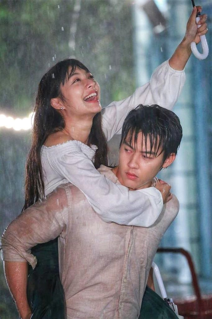 Cảnh lãng mạn dưới mưa của Mark Prin và Mew Nittha.