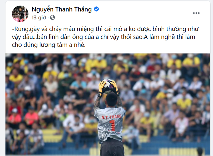 Thủ môn Thanh Thắng đáp trả trợ lý trọng tài Nguyễn Lê Nguyên Thành.