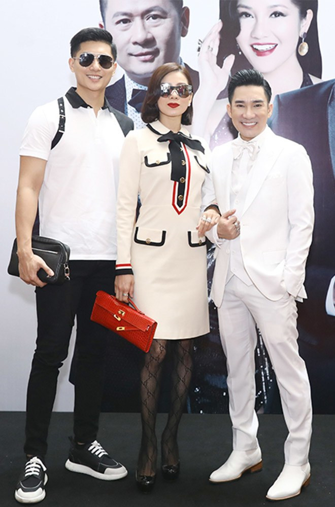 Tuy nhiên, item 'chốt hạ' vẻ ngoài sang trọng của nữ ca sĩ lại nằm ở đôi tất lưới đen xuyên thấu, món đồ không ai ngờ nhưng lại có công dụng tạo nên sự gợi cảm, cân bằng lại thiết kế thanh tân.&nbsp;