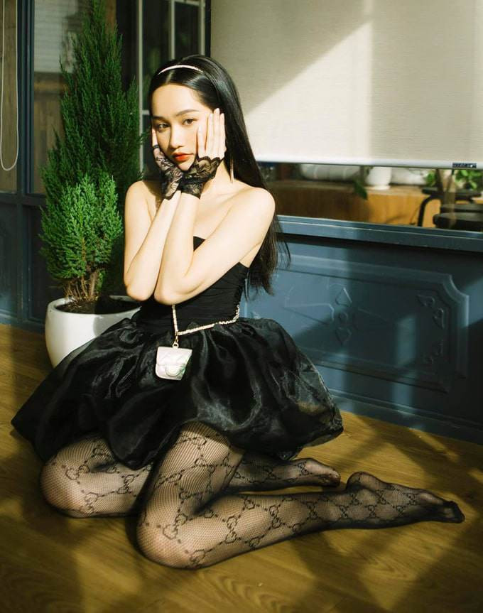 Trúc Anh cũng từng mang đến tạo hình đậm chất lolita khi mix váy ngắn cùng quần tất lưới đen.&nbsp;