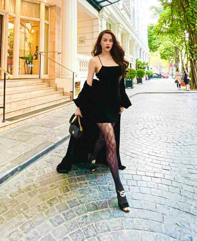 Thần thái kiêu kỳ, dáng vóc nuột nà của Hà Hồ càng được tôn lên hết nấc với chiếc váy hai dây trễ nải, mix cùng áo choàng nhung bên ngoài.&nbsp;