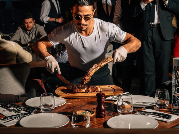 “Thánh rắc muối” Salt Bae bị tố đã sử dụng tác phẩm của hoạ sĩ William Hicks vào mục đích thương mại khi chưa được sự cho phép. (Ảnh: New York Times)