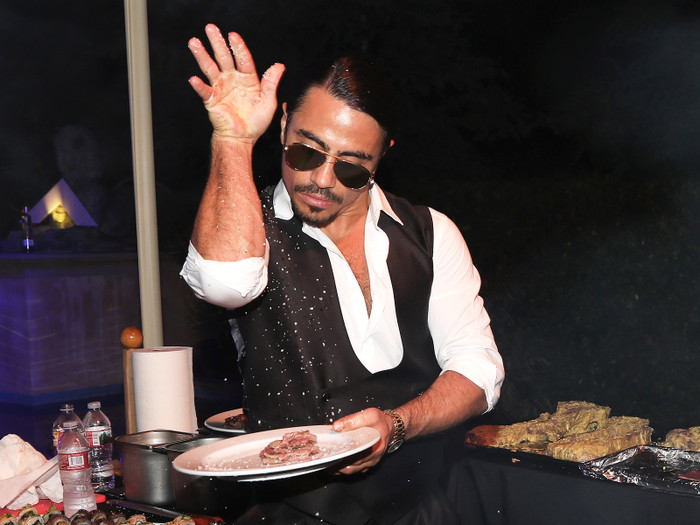 'Thánh rắc muối' Salt Bae trở nên nổi tiếng sau khi đoạn clip ghi lại cảnh rắc muối đầy biểu cảm của anh được lan truyền trên Twitter, Instagram. (Ảnh: JERRITT CLARK / GETTY IMAGES)